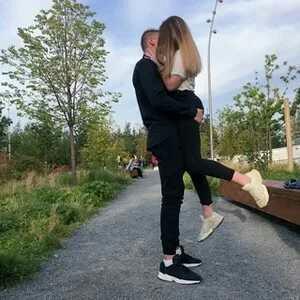 😻Kızların öpüşürken sol ayağını yukarı kaldırmasının anlamı ne?