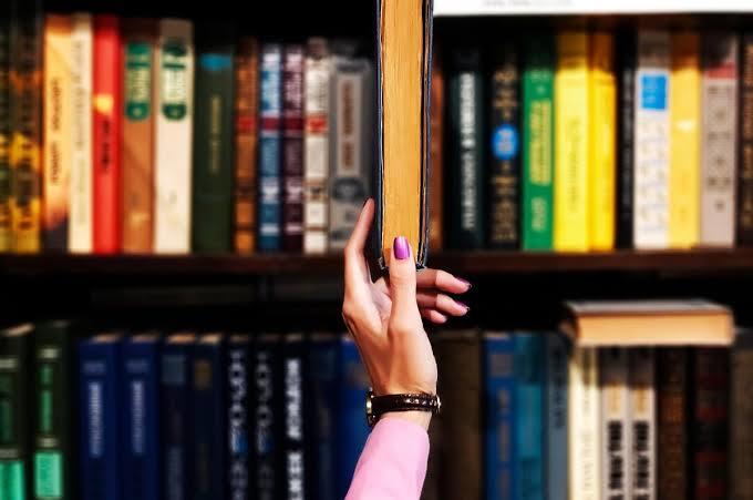 Gittiğiniz kitabevinde tek bir kitap kalmış olsa ve ikinizin eli aynı anda o kitaba dokunsa öncelik verir miydiniz?