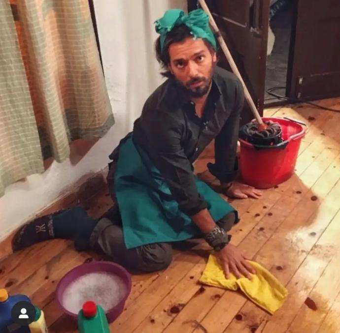 Eşimle temizlik yaptığım için kaynanamdan laf yiyorum. Erkekler vitrin süsü mü?