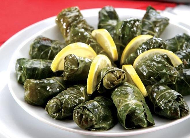 Lezzetler yarışıyor🏆Kara lahana sarması mı? Üzüm yaprağı sarması mı daha çok sevilir?