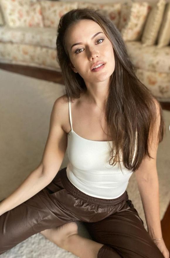 Fahriye Evcen hala çok güzel değil mi 😍 ?