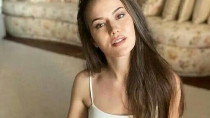 Fahriye Evcen'in yeni pozuna Burak Özçivit yorumu! Birlikte olduğunuz kişiden bu tarz hareketler yapmasını ister misiniz?
