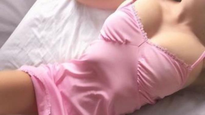 Pijamayla uyuyan kız mı yoksa gecelikle uyuyan kız mı daha çekicidir?