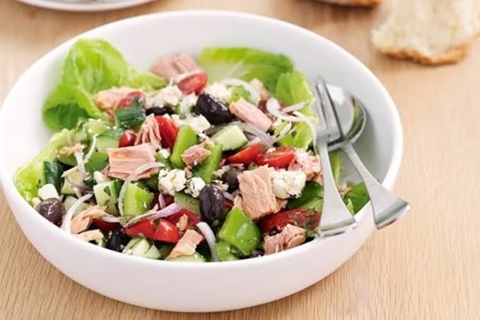 Salata sosu mu hazırlarsın, salatanın üzerine direk baharat mi dökersin?
