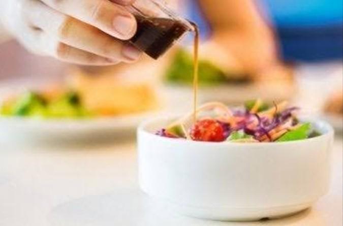 Salata sosu mu hazırlarsın, salatanın üzerine direk baharat mi dökersin?
