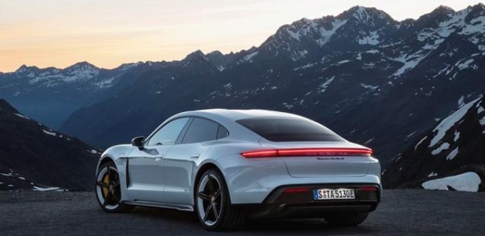 Porsche Taycan, Guinness Rekorlar Kitabı’na girdi! Size göre hangi araba Guinness Rekorlar Kitabı’na girmeli?
