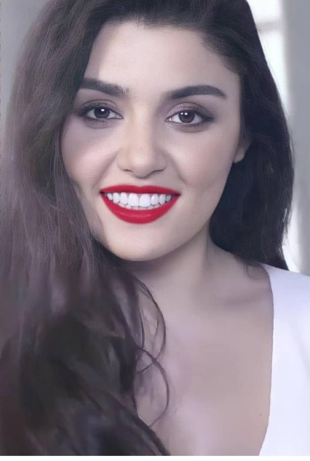 Hande Erçel aşırı çekici değil mii? KizlarSoruyor