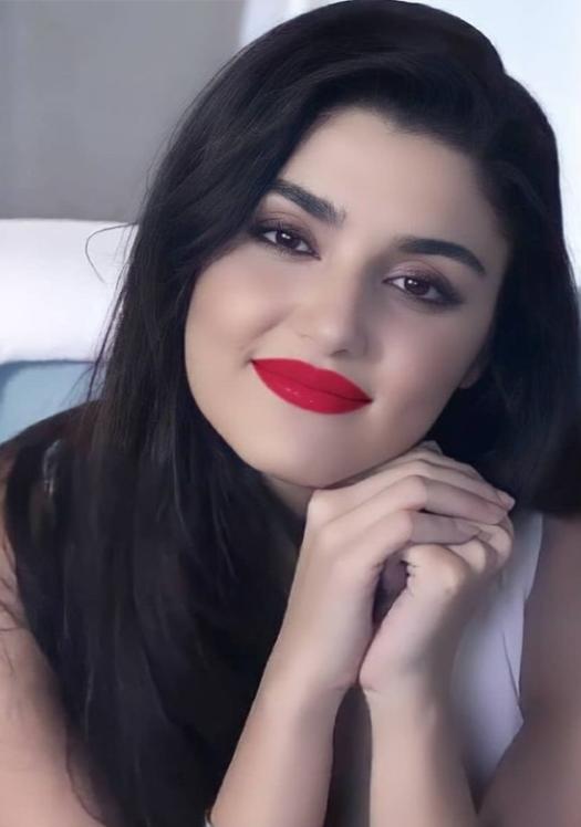 Hande Erçel aşırı çekici değil mii?