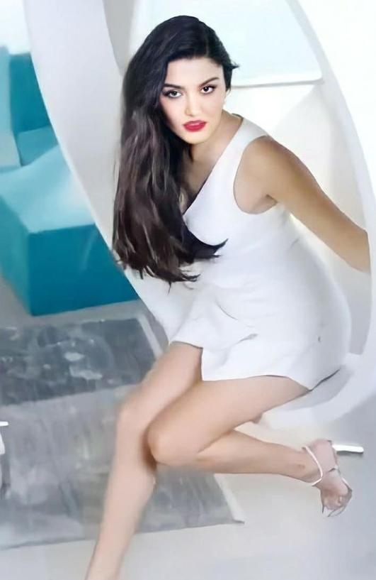 Hande Erçel aşırı çekici değil mii?