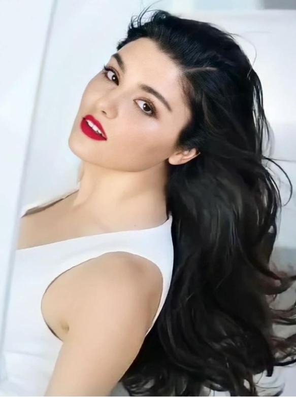 Hande Erçel aşırı çekici değil mii?