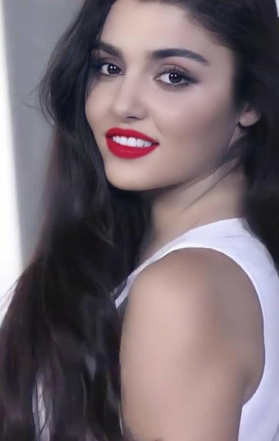 Hande Erçel aşırı çekici değil mii?