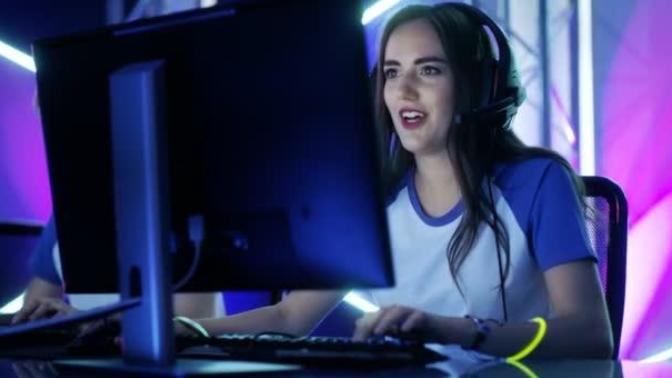 Pubg oynuyorum ve oyunda erkeklerle sohbet ediyorum. Sevgilimi aldatmış oluyor muyum?