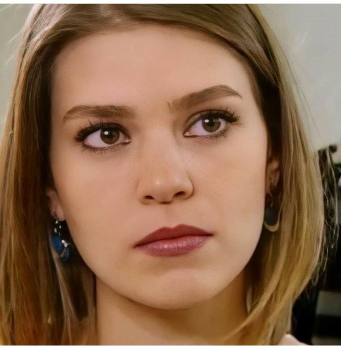 En güzel Türk ünlü oyuncu Aslı Enver değil mi 😍 ?