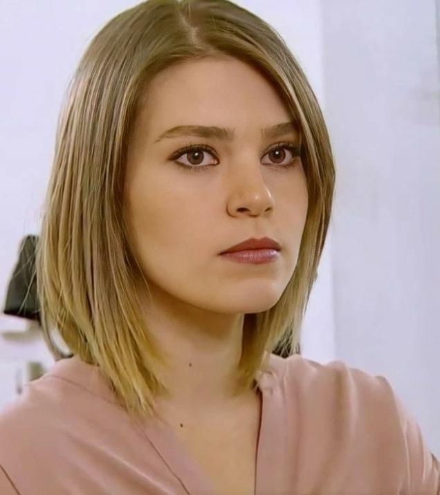 En güzel Türk ünlü oyuncu Aslı Enver değil mi 😍 ?