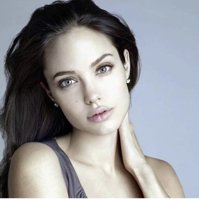Angelina Jolie mi daha güzel Hande Erçel mi?
