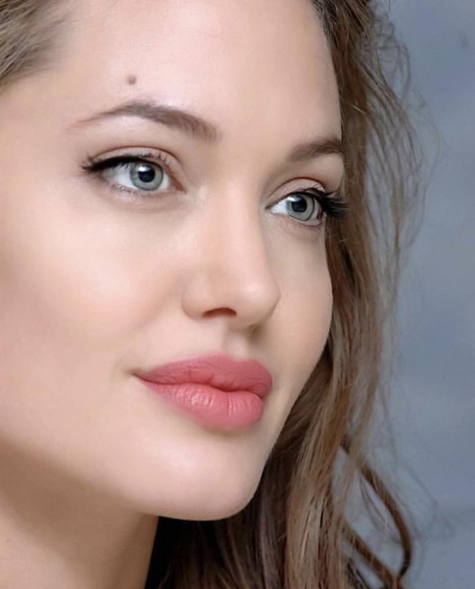 Angelina Jolie mi daha güzel Hande Erçel mi?
