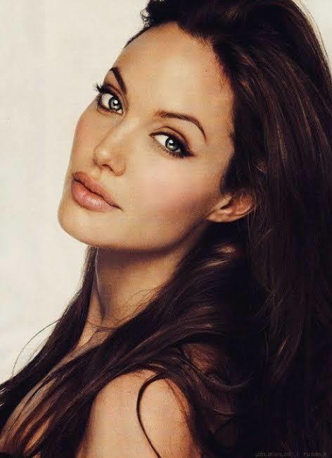 Angelina Jolie mi daha güzel Hande Erçel mi?