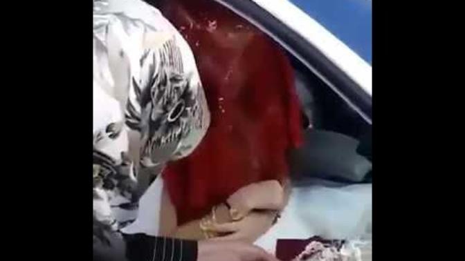 Arabadan inmek için yarım altını kabul etmeyip bilezik isteyen, ağlayan gelin! Hakkında ne düşünüyorsun?