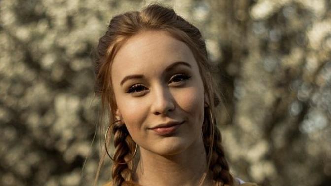 İkili örgü saç modeli biraz çocuksu mu duruyor?