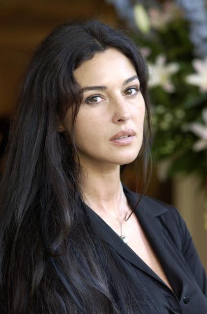 Hangi kadın daha güzel, Monica Bellucci veya Tuba Büyüküstün?