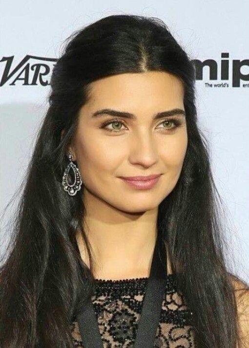 Hangi kadın daha güzel, Monica Bellucci veya Tuba Büyüküstün?