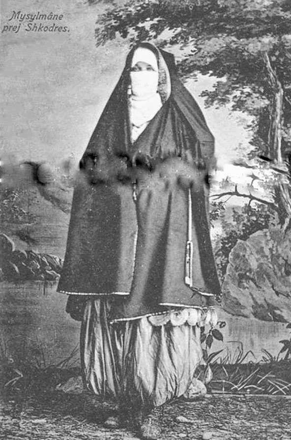 Payitaht Abdülhamid dizisindeki kadın oyuncuların giydiği kıyafetler çok güzel değil mi?