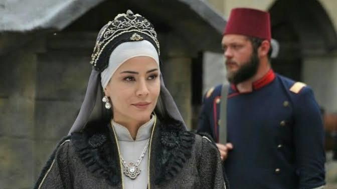 Payitaht Abdülhamid dizisindeki kadın oyuncuların giydiği kıyafetler çok güzel değil mi?