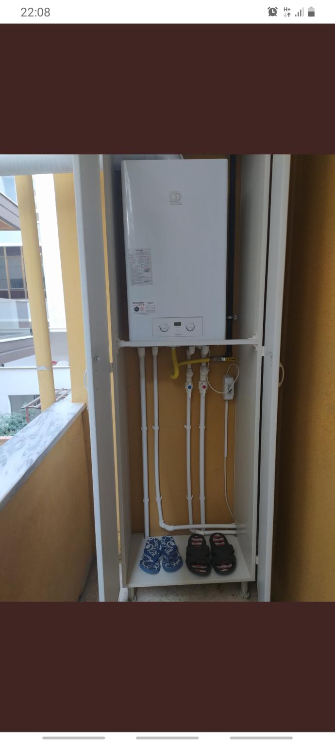 Bu kombinin altına sizce bu terlikler olmuş mu?