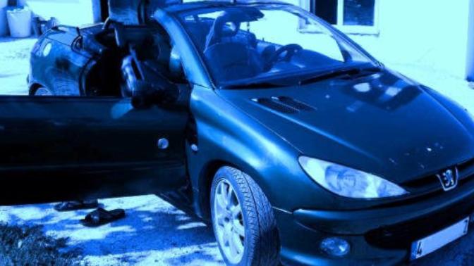 Erkekler, Bu araba nedir bunun üstü açık ve kapanıyor mu?