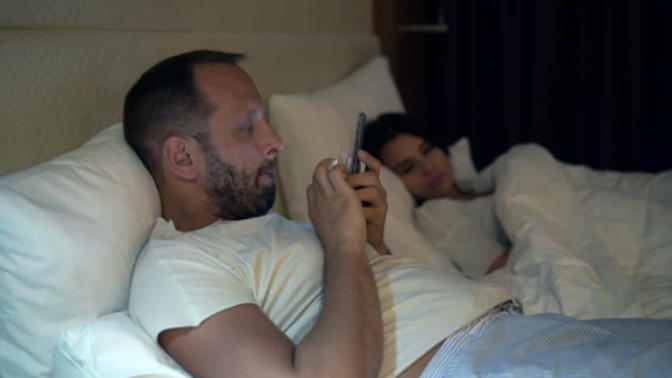 Gece vakti gizli sekmede takılan kocam, ne işler karıştırıyor olabilir?