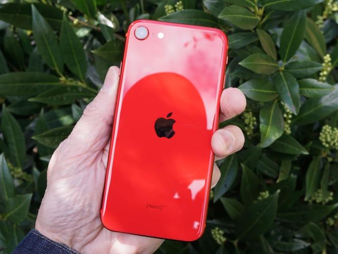 İPhone SE 2020 kullanan var mı, önerir misiniz?