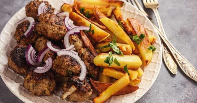 Köftenin yanına en çok patates mi pilav mı yakışıyor?