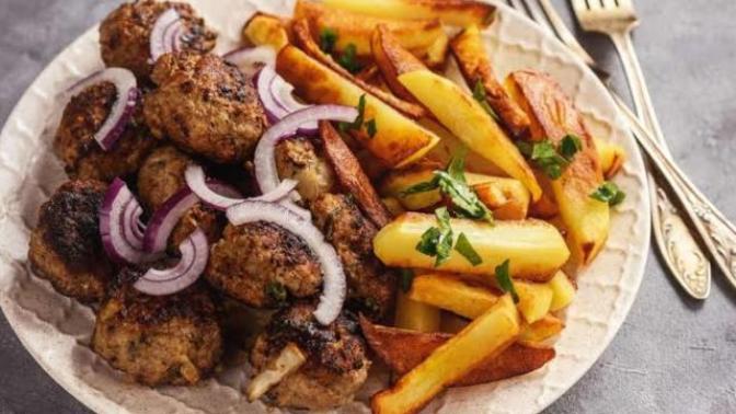 Köftenin yanına en çok patates mi yoksa pilav mı yakışıyor?