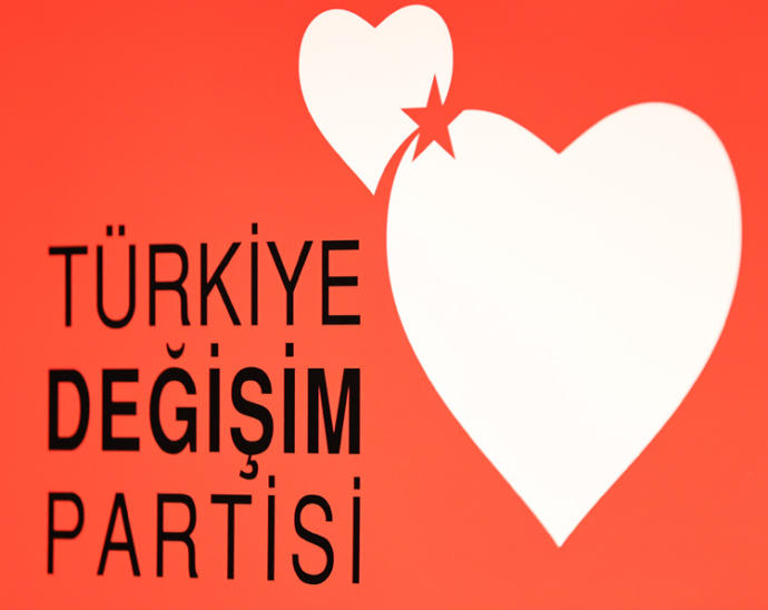 Parti logosu Esra Erolla Evlen benimle tarzında olmuş.