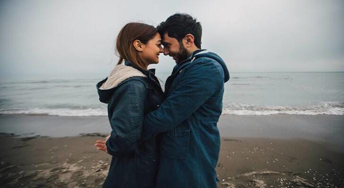 Aşk... Dokunmaya kıyamamak mı, dokundukça doyamamak mıdır?
