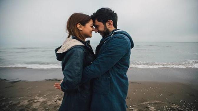 Aşk... Dokunmaya kıyamamak mı, dokundukça doyamamak mıdır?