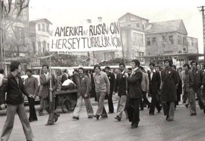 12 eylül 1980 öncesi yaşasaydiniz ülkücü mü devrimci mi olurdunuz?