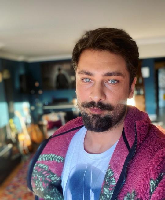 Onur tuna yakışıklı mı sizce?