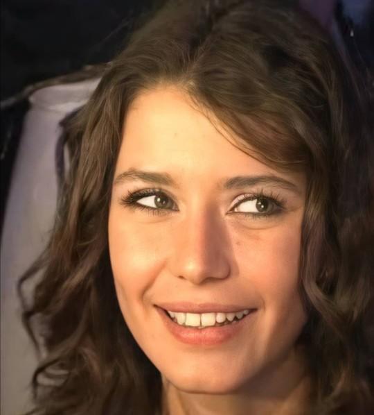 Şu zamanın güzellik algısına uymazsa da botoks lu dolgulu dudak kalkık burun VS yine de baktığımda Beren güzelliği ve çekiciliği?