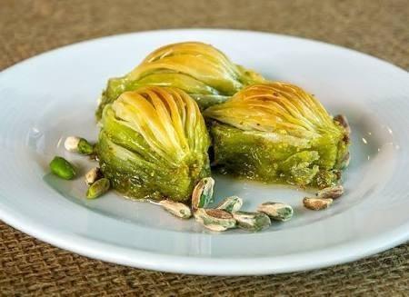 Fıstıklı baklava mı, midye baklava mı?