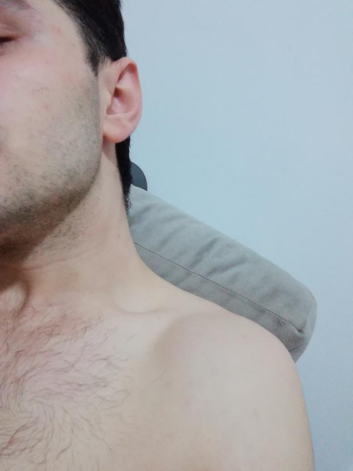 Kızlar beyaz tenli erkeklerden hoşlanmıyormuş bu doğru mu, evde mi kaldık?