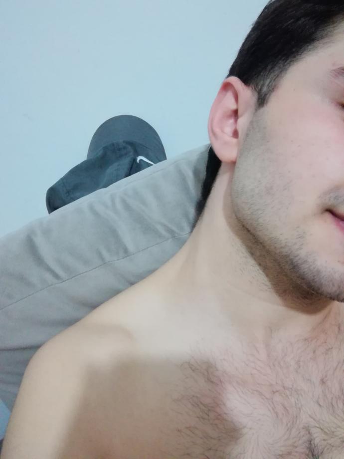 Kızlar beyaz tenli erkeklerden hoşlanmıyormuş bu doğru mu, evde mi kaldık?