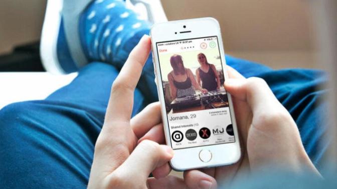 Sevgilim Tinder ve Azar indirmiş, arkadaşım yaptı diyor. Ne yapmalıyım?
