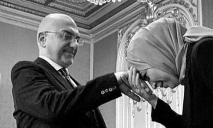 Viyana Büyükelçimiz eşinin elini öptüğü fotoğrafı sosyal medyada paylaştı! Türkiyeyi böyle insanlar nasıl temsil eder?