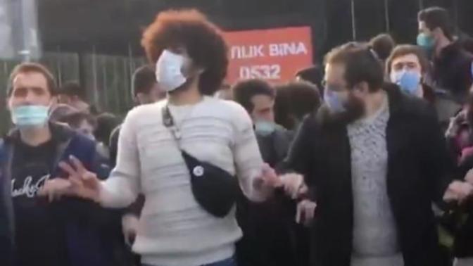 Eylemlerde niye halay çekiliyor?