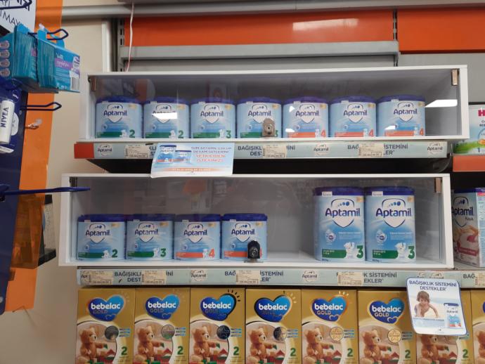 Sıradan mahalle marketinde bile mamalar kitli vitrinlerde.