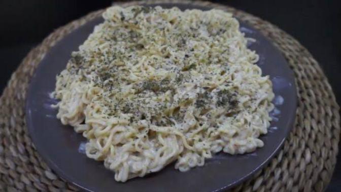 Hiç yoğurtlu mayonezli noodle yediniz mi?