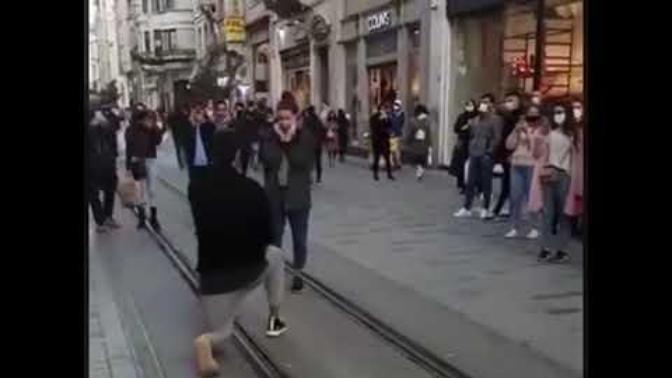 Barış Murat Yağcı sevgilisi Nisa Bölükbaşı'na İstiklal Caddesi'nde evlilik teklifi etti. Sizce bu evlilik olur mu?