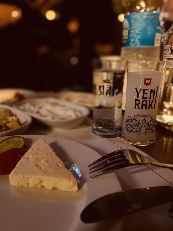 Alkol ile beraber yemek yenir mi?
