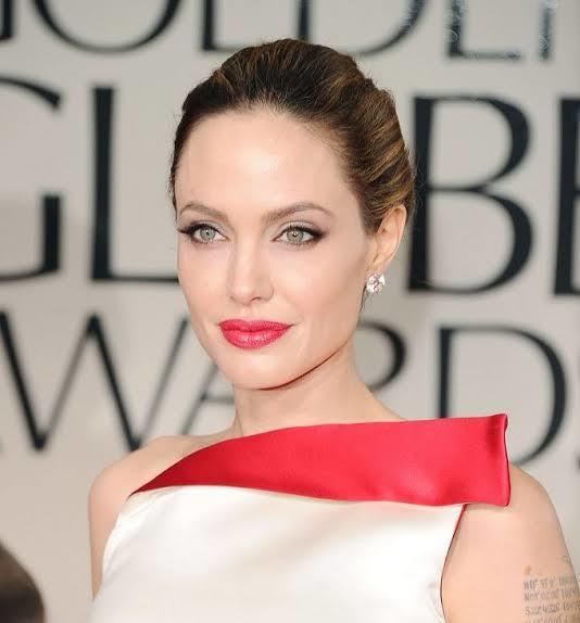 Hande Erçel mi daha güzel Angelina Jolie mi?